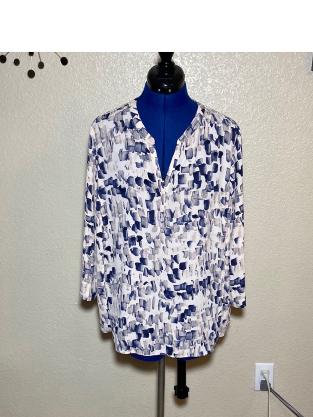 NIC+ZOE Cream and Navy Abstract Print V-Neck Blouse Size PL